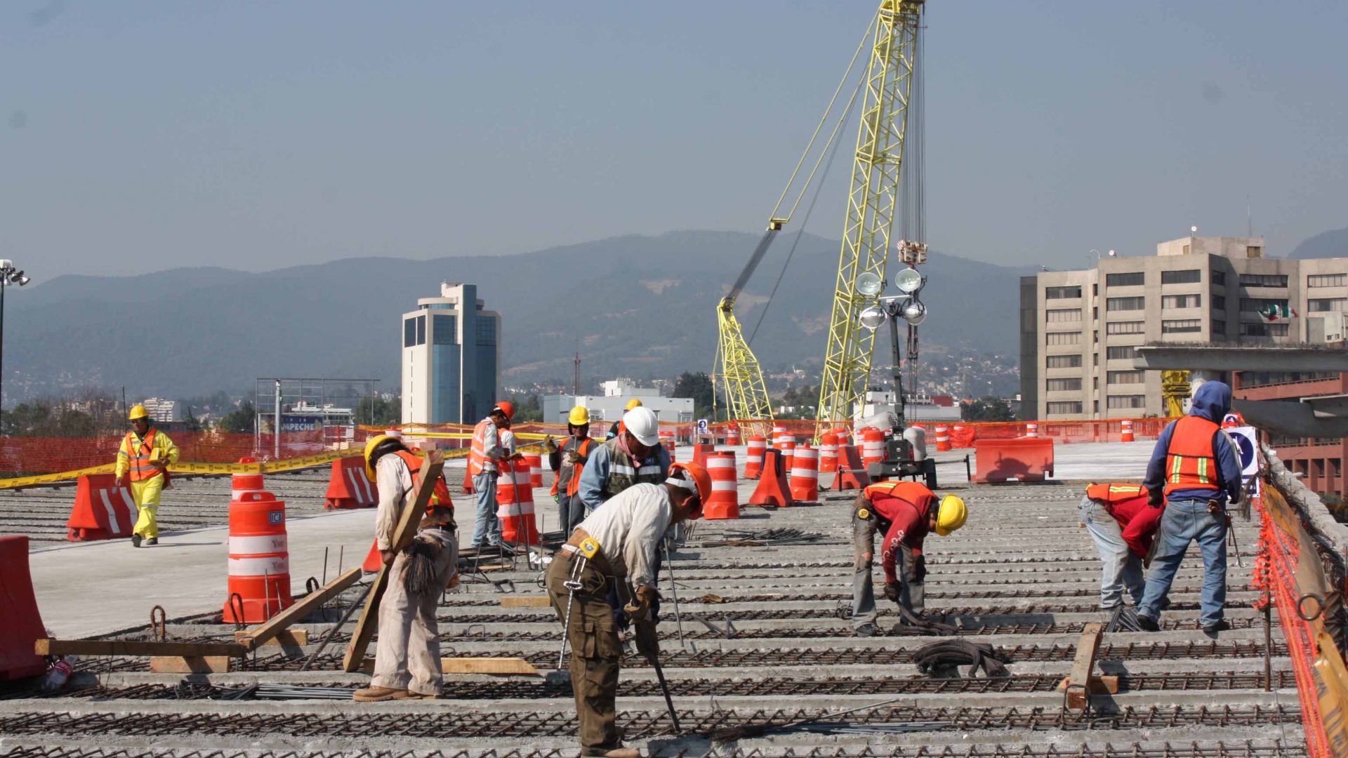 C. Infraestructura y Construcción